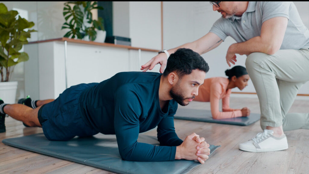 Coach sportif qui entraine à domicile